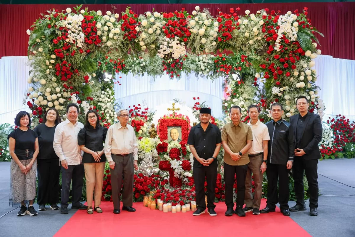 Gubernur Jawa Tengah Ahmad Luthfi saat melayat ke persemayaman Michael Bambang Hartono di GOR PB Djarum, Kudus, Selasa (24/3/2026). Suasana haru menyelimuti lokasi.