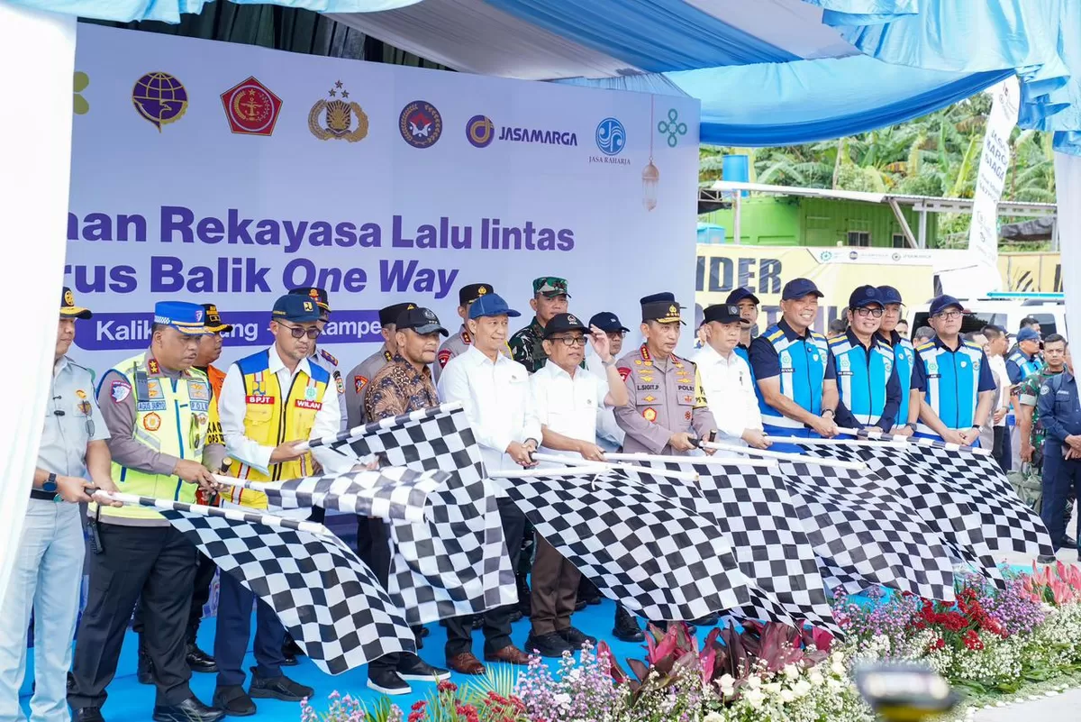 Kapolri Jenderal Listyo Sigit Prabowo melakukan flag off pemberlakuan one way nasional di GT Kalikangkung, Semarang, Selasa (24/3/2026).