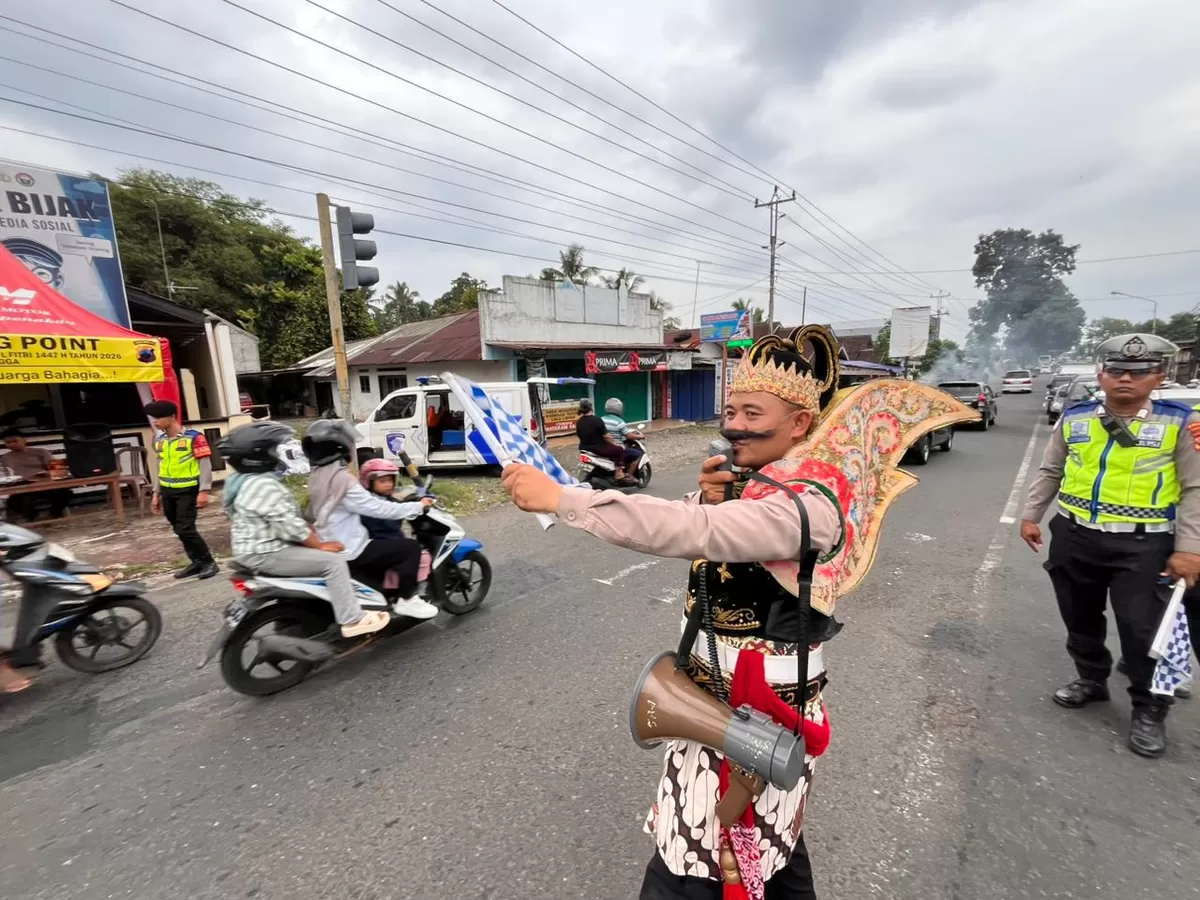 Petugas kepolisian melakukan penyekatan kendaraan angkutan barang bersumbu tiga di kawasan Kaligawe, Semarang, Rabu (25/3/2026), guna menjaga kelancaran arus balik Lebaran.