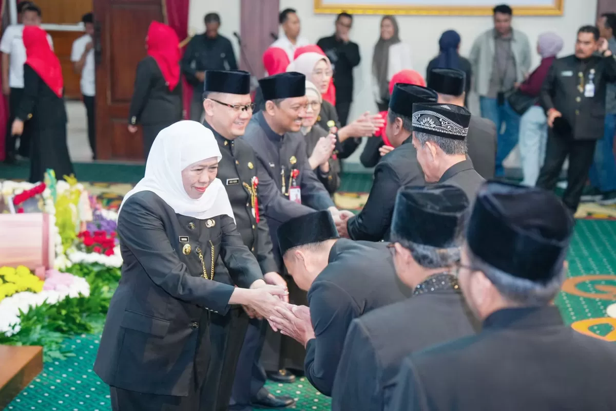 Gubernur Jatim Khofifah Indar Parawansa melantik dan mengambil sumpah jabatan &nbsp;128 Kepala Sekolah SMA, SMK, dan SLB Negeri se Jatim serta halal bi halal. (Ist).