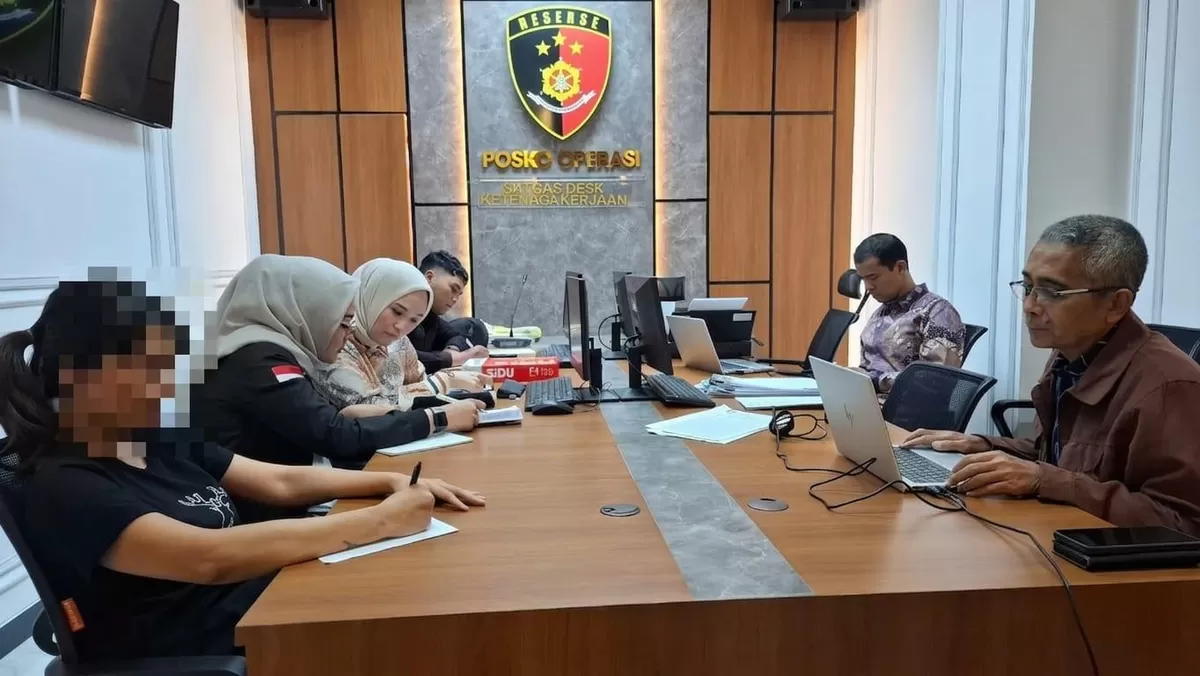 Tersangka kasus dugaan tindak pidana perbankan PT BPR DCN diamankan tim gabungan Otoritas Jasa Keuangan dan Bareskrim Polri setibanya di Stasiun Gambir, Jakarta, sebelum dibawa ke Surabaya untuk pemer