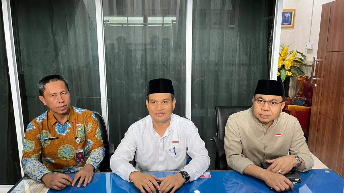 Sekda Bengkulu, Herwan Antoni didampingi Kepala BKD Pemprov Bengkulu, Rusmayadi dan Asisten I, Khairil Anwar saat memberikan klatifikasi terkait isu miringi di Biro Umum, Pemprov Bengkulu.(Foto/Ist)