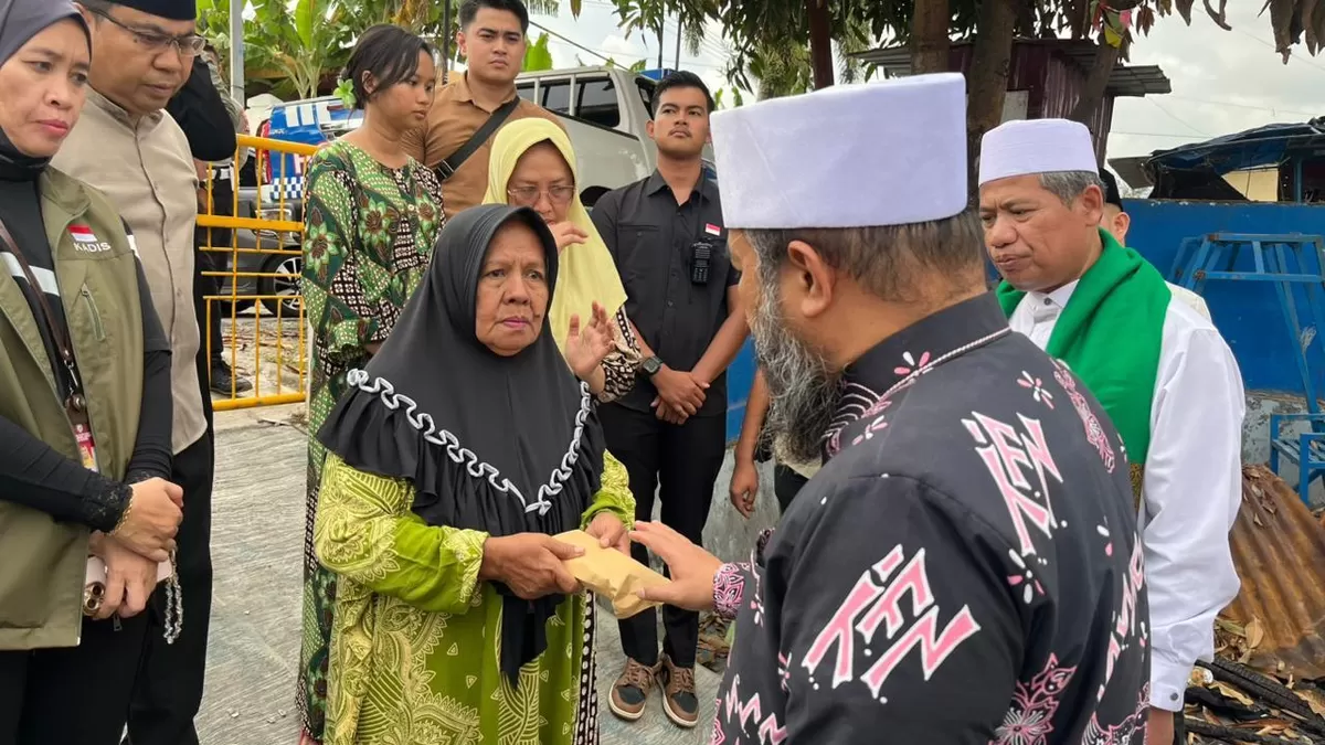 Gubernur Bengkulu, Helmi Hasan menyerahkan bantuan kepada Ibu Sulastri, warga Kota Bengkulu korban kebakaran beberapa waktu lalu.(Foto/Ist)