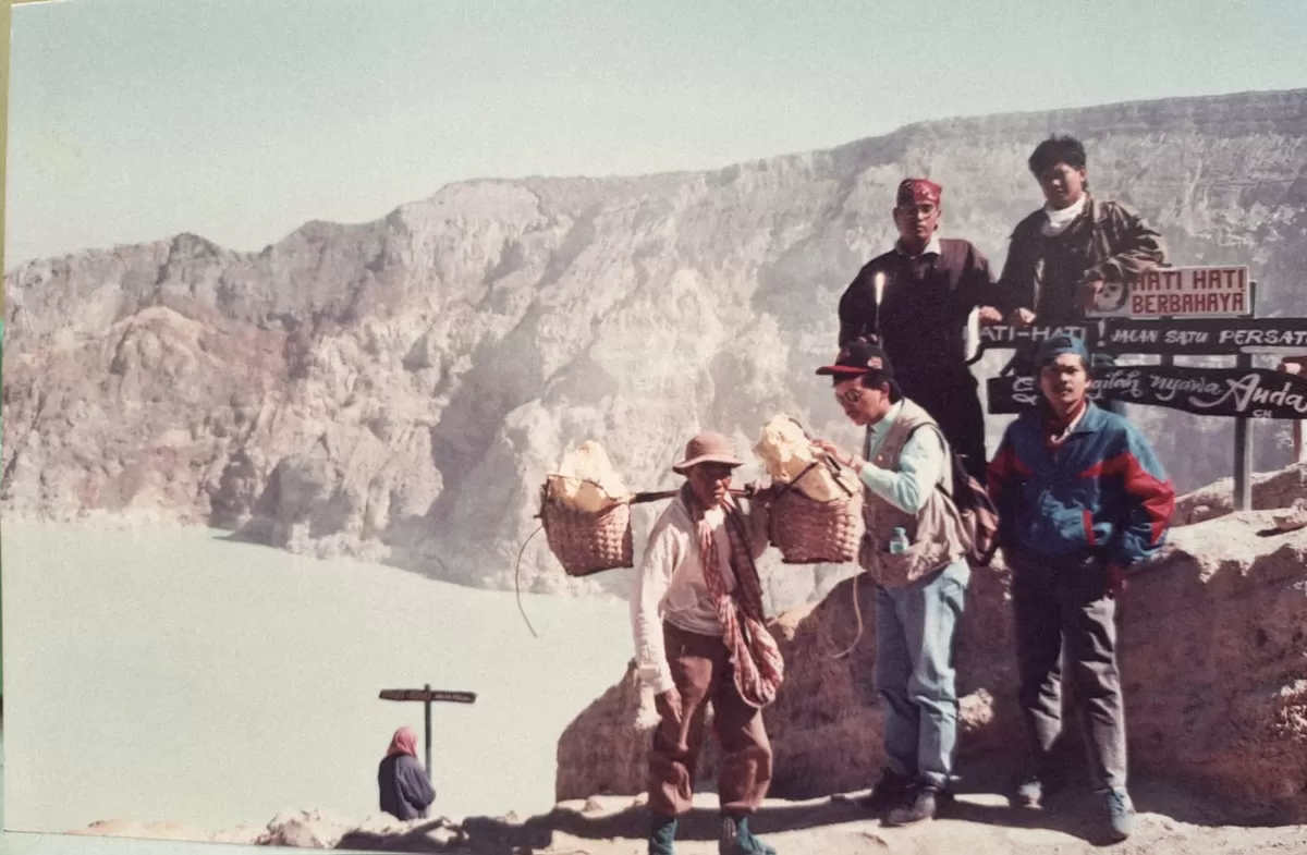 Kawah Ijen di  Banyuwangi dan Bondowoso menjadi salah satu objek wisata yang banyak dikunjungi turis Mancanegara dan Nusantara. Didukung daya tarik lainnya yakni pemikul belerang. (SPnews/ Teguh LR)