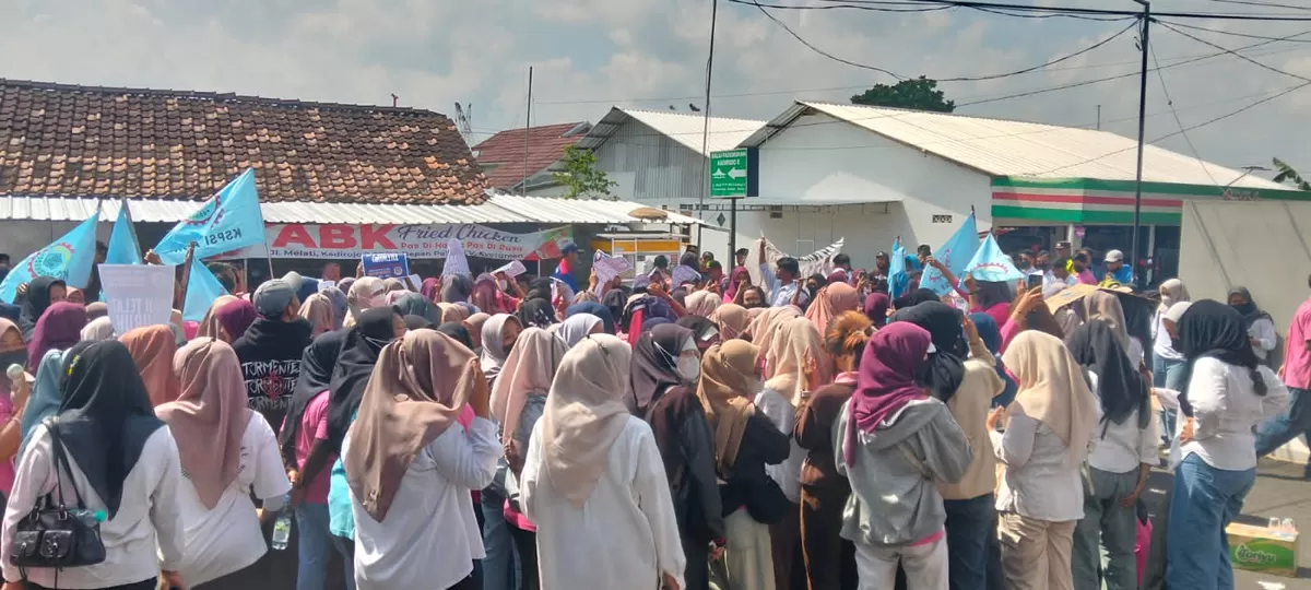 Ratusan karyawan CV Evergreen Buana Prima Sandang menggelar aksi protes di pabrik yang berlokasi di Kadirojo, Kalasan, Sleman. Dok. ist