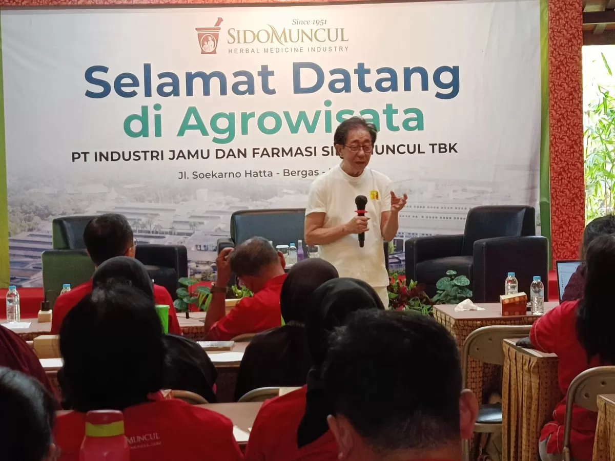 Irwan Hidayat saat memberikan sosialisasi tentang pentingnya menabung saham kepada para karyawannya, Senin (30/3/2026). (SP/Stefy Thenu)