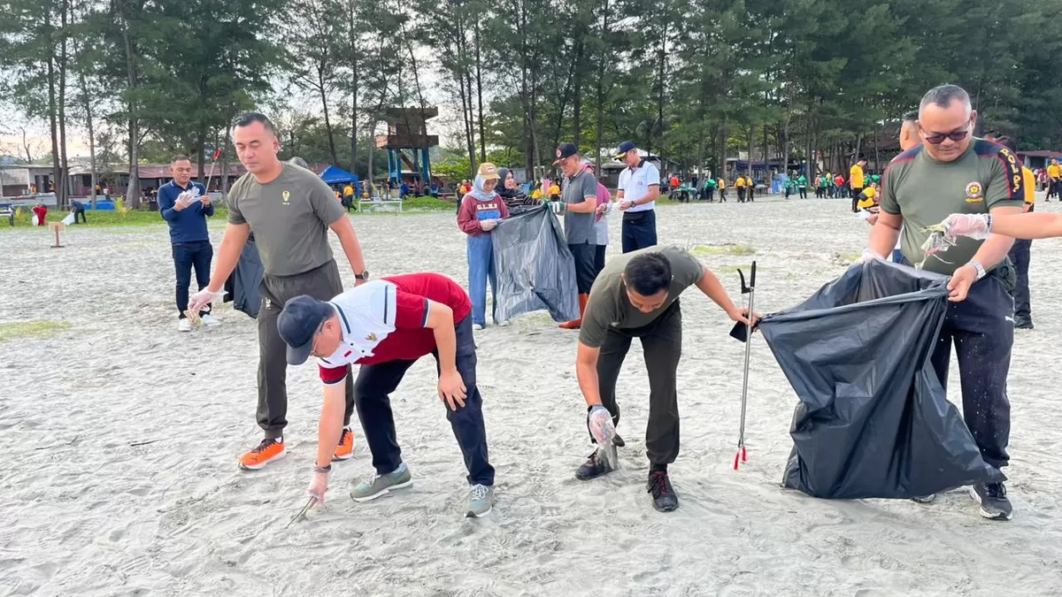 GEMPAR menggelar aksi kebersihan dengan membersihkan kawasan objek wisata Pantai Jakat, Kota Bengkulu, dipimpin langsung Kapolda Bengkulu, Irjen Pol Mardiono, Selasa 31 Maret 2026.(Foto/Ist)