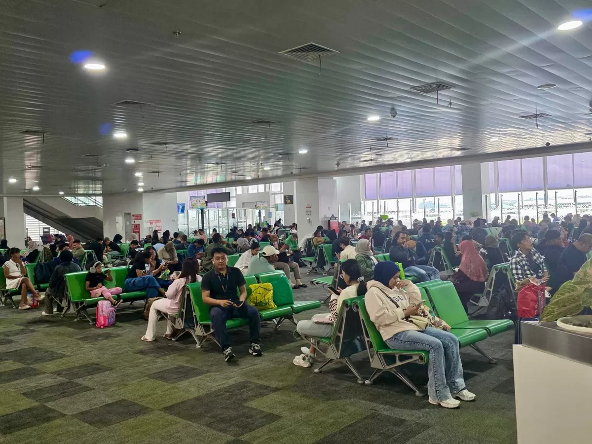 Lonjakan penumpang terlihat di Bandara Internasional Jenderal Ahmad Yani Semarang selama periode libur panjang Maret 2026. Aktivitas keberangkatan dan kedatangan meningkat signifikan seiring tingginya