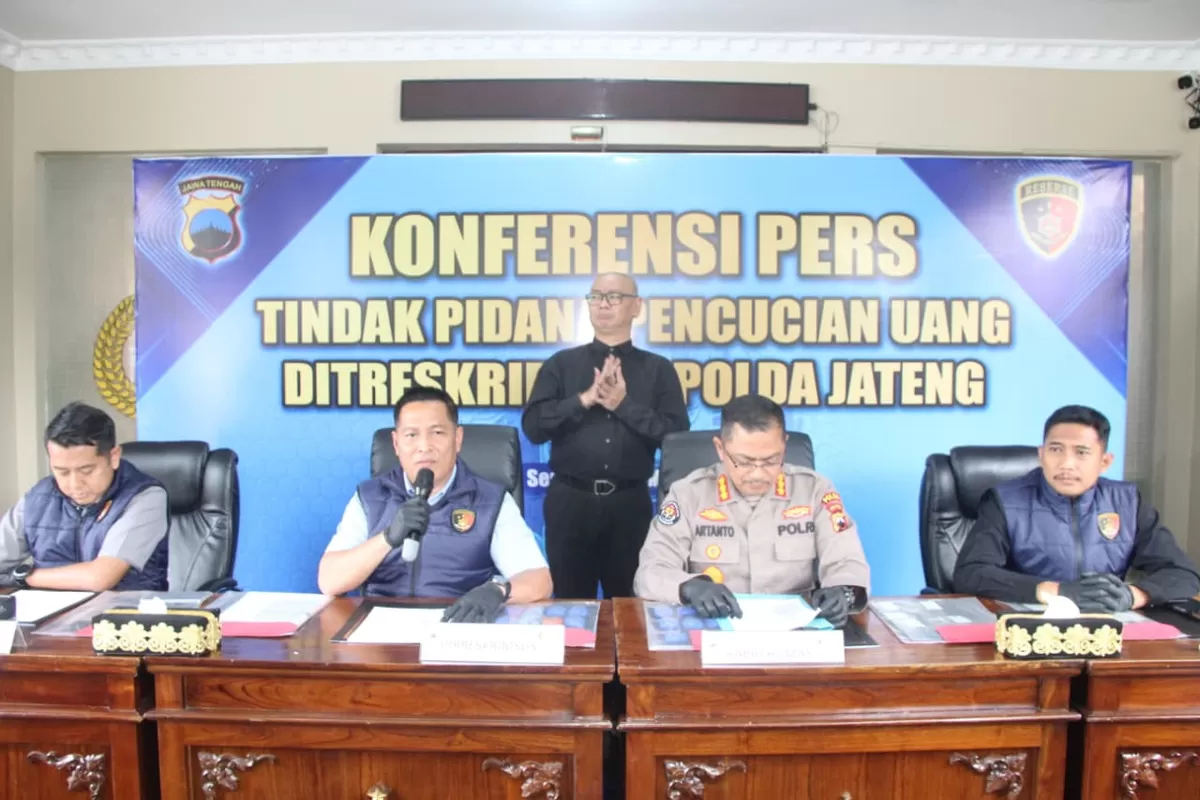 Rilis kasus di Polda Jawa Tengah mengungkap penipuan investasi walet fiktif. Pelaku diduga menggelapkan dana hingga puluhan miliar rupiah.
