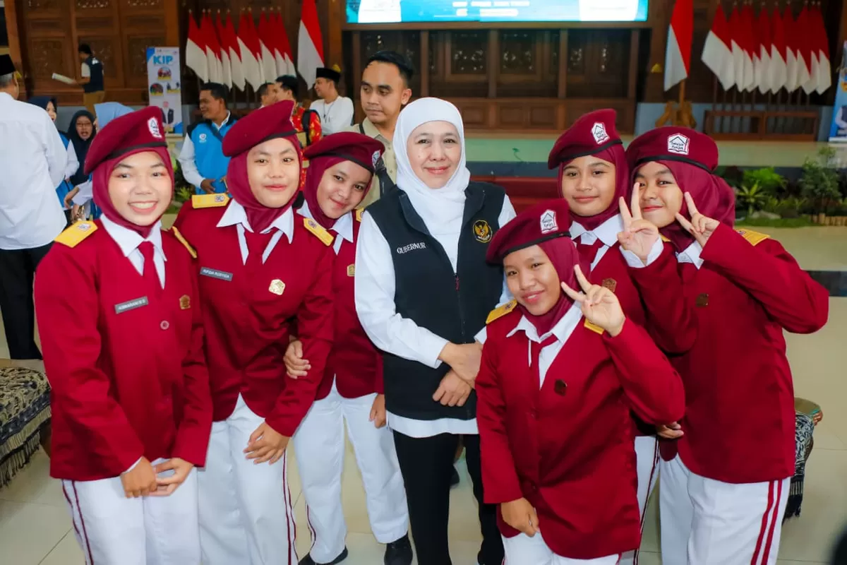 Siswa Sekolah Rakyat, penuh keceriaan foto bersama Gubernur Jatim, Khofifah Indar Parawansa. (Ist)