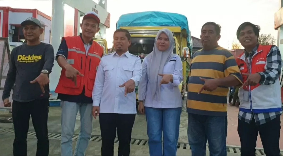 Tasming Hamid (tengah) didampingi Ketua Hiswana Migas Parepare, H. Ibrahim Mukti dan perwakilan Pertamina Patra Niaga Sulawesi, Rudi Partan yang juga Asisten Sales Branch Manager Pertamina Parepare. 