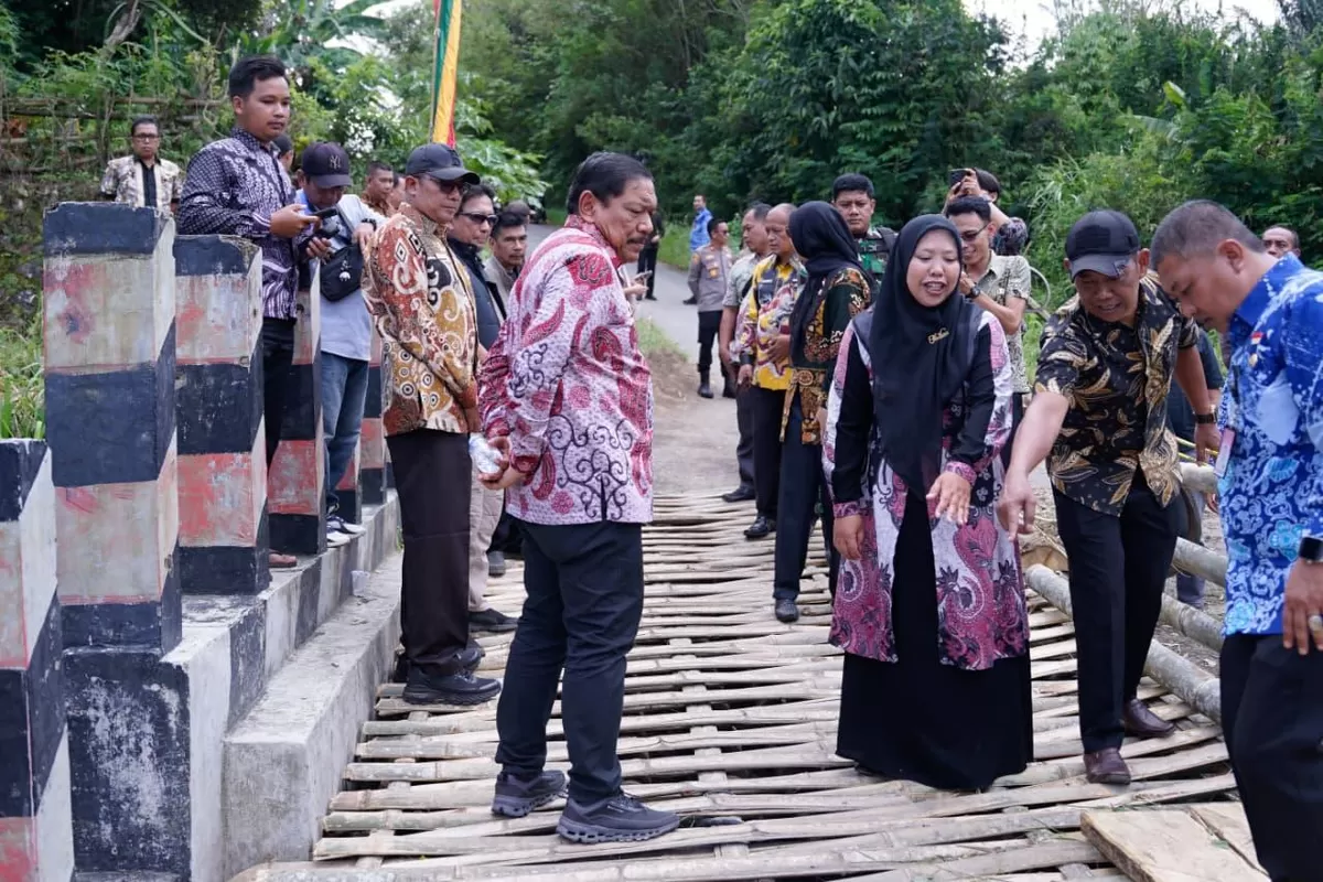 Wagub Bengkulu, Mian meninjau jembatan amlas di Desa Air Merah, Kabupaten Rejang Lebong akibat banjir melanda daerah ini beberapa waktu lalu.(Foto/Ist)   