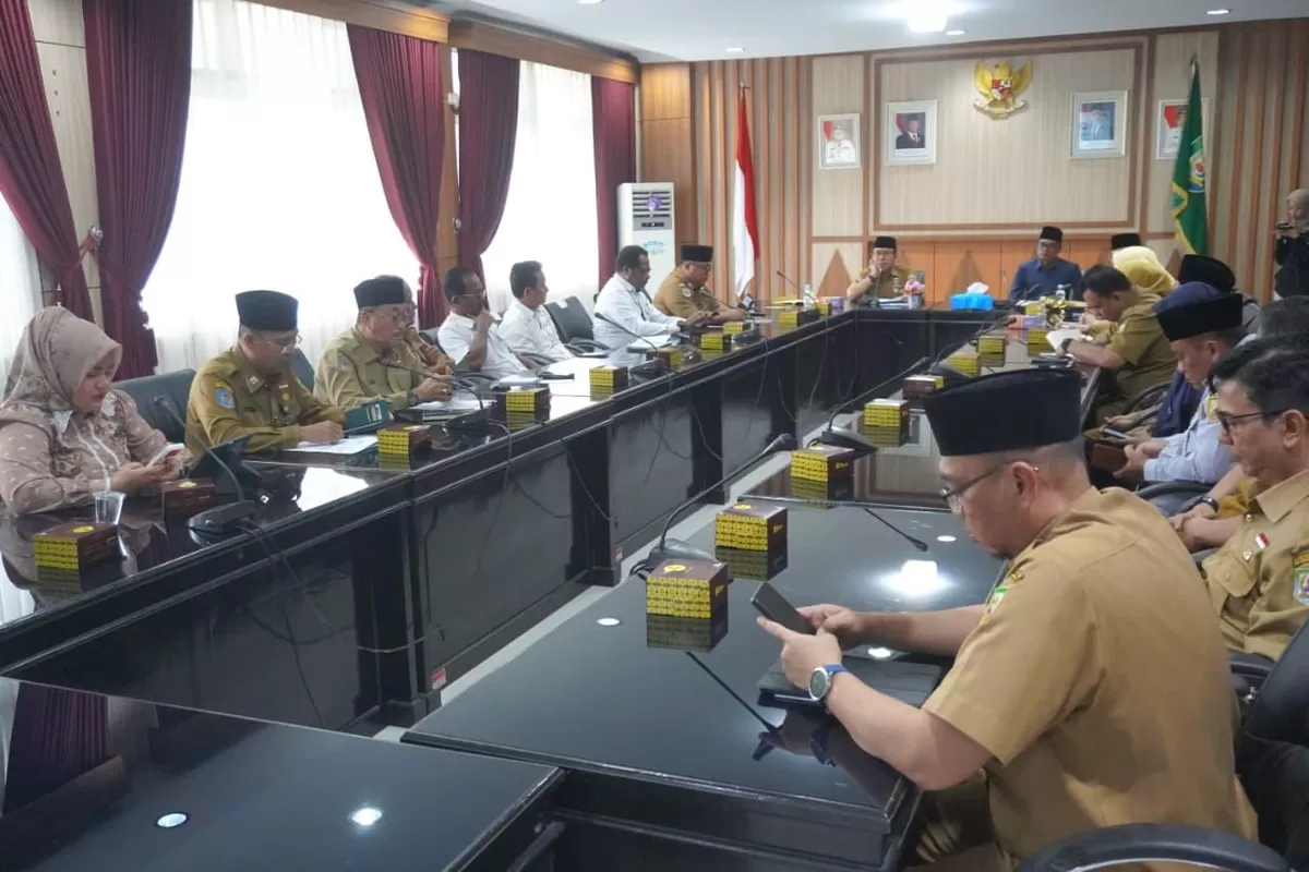 Asisten I Pemprov Bengkulu, Khairil Anwar bersama Waka DPRD Provinsi Bengkulu, Teuku Zulkarnain pimpin rapat  dengan pihak terkait membahas jalan khusus   angkutan bata bara  di daerah ini.(Foto/Ist)