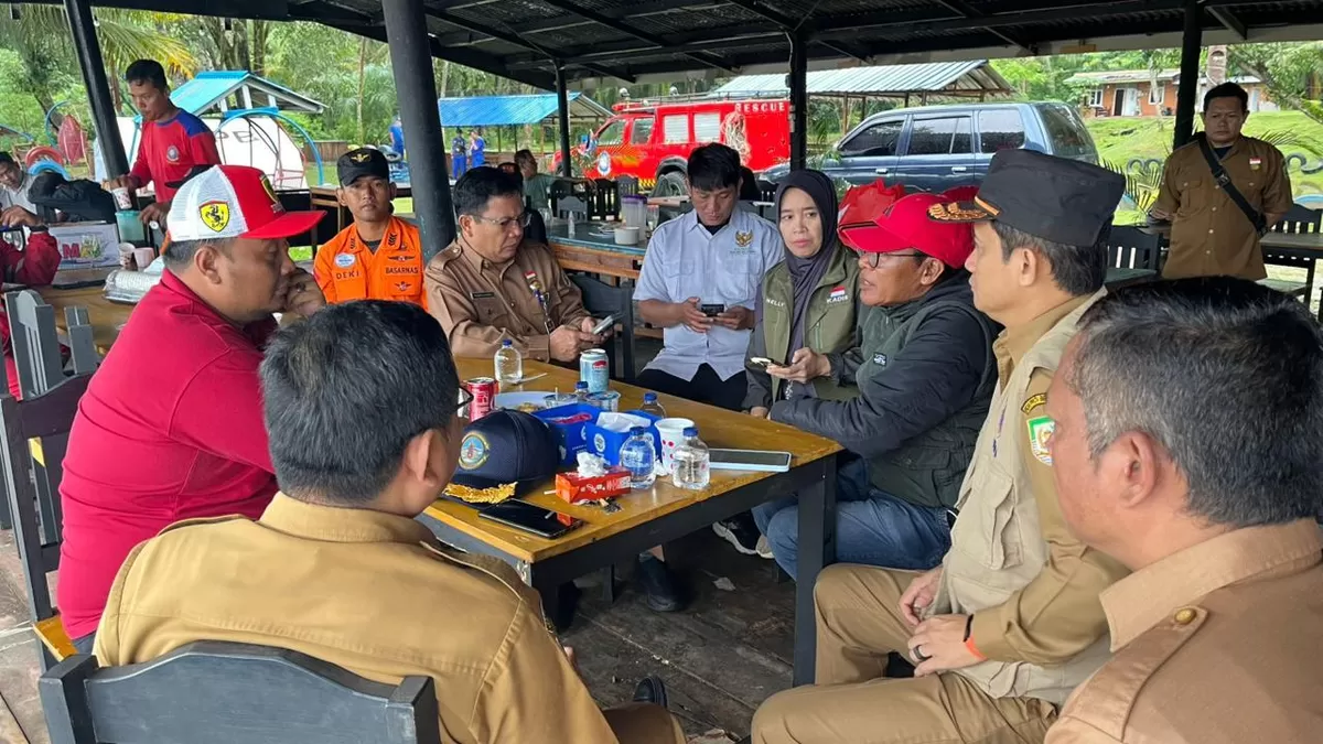 Sejumlah pejabat Pemprov Bengkulu menggelar rapat merespon cepat bencana banjir melanda sejumlah kabupaten dan kota di daerah ini.(Foto/Ist)    