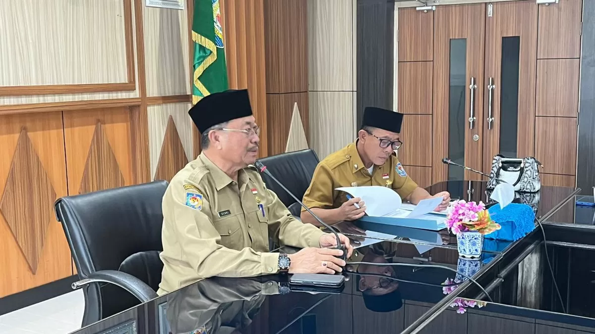 Asisten II Pemprov Bengkulu, RA  Denni (kiri) pimpin rapat membahas sengketa HGU  Padang Genting, Bengkulu Tengah dengan Bio Nusantara bergerak dibidang usaha perkebunan kelapa sawit.(Foto/Ist)