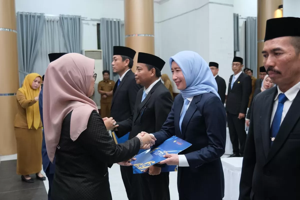 Emy Pratiwi Hosen, Kepala Dinas Komunikasi Informatika Statistik dan Persandian menerima surat keputusan saat pelantikan, Senin (6/4). (Ist)