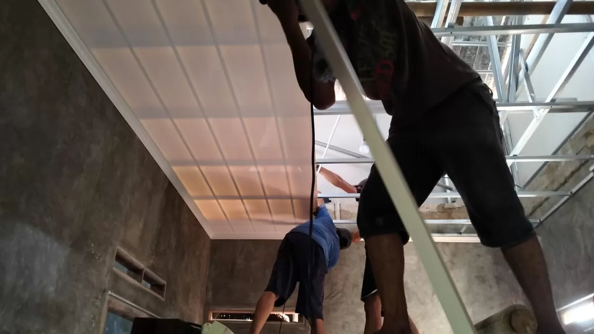 Program Ganti Atap Rumah Wartawan di rumah salah satu wartawan anggota Promedia Group di wilayah Desa Mekarjaya, Kecamatan Rumpin, Kabupaten Bogor, Jawa Barat. (Promedia Group)