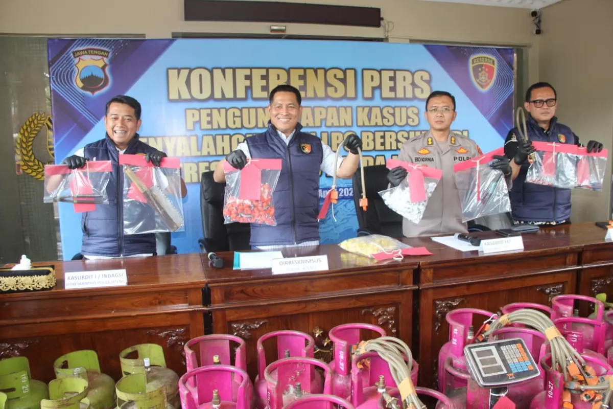Ratusan tabung LPG hasil praktik oplos subsidi diamankan aparat di Semarang dan Karanganyar. Polisi bongkar sindikat dengan keuntungan miliaran rupiah per bulan.