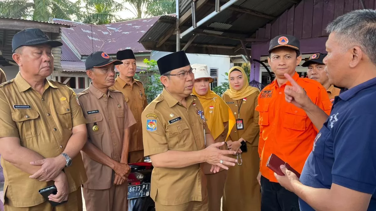 Asisten I Pemprov Bengkulu, Khairil Anwar dan sejumlah pejabat pemprov meninjau rumah warga yang terkena banjir di Kecamatan Seluma Timur dan memasitkan bantuan mengalir kepada para korban.(Foto/Ist)