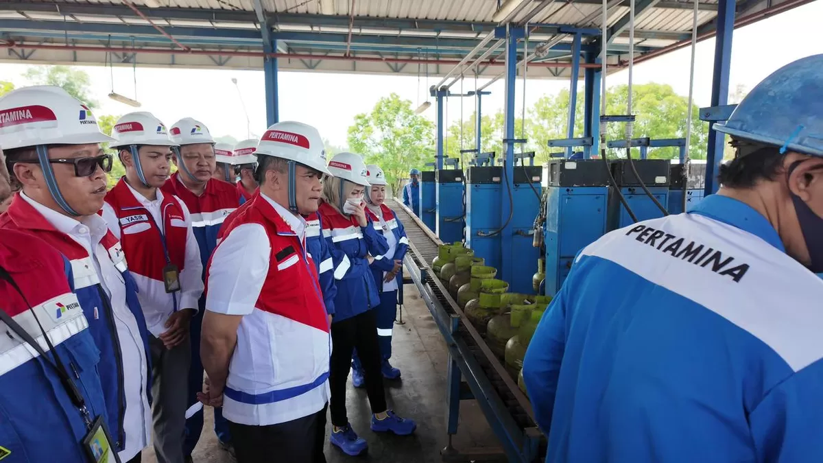 peninjauan langsung untuk memastikan kesiapan dan kelancaran distribusi LPG subsidi di wilayah Karanganyar, tepatnya di SPPBE Wijaya Sarana Gasindo, Karanganyar pada Rabu (8/4). (Pertamina Patra Niaga RJBT)