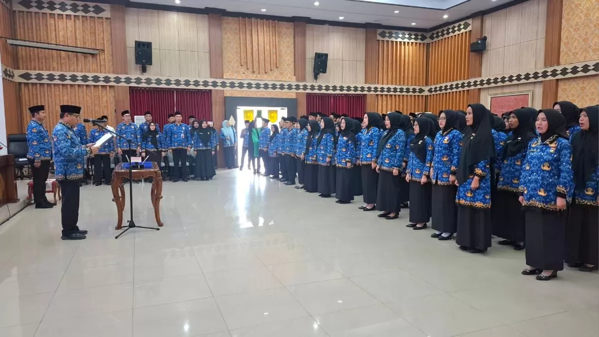 Plh Sekdaprov Bengkulu, Khairil Anwar melantik dan mengambil sumpah dan sekaligus menyerahkan SK ratusan ASN formasi tahun 2024, bertempat di Gedung Serba Guna (GSG) Pemprov Bengkulu.(Foto/Ist)
