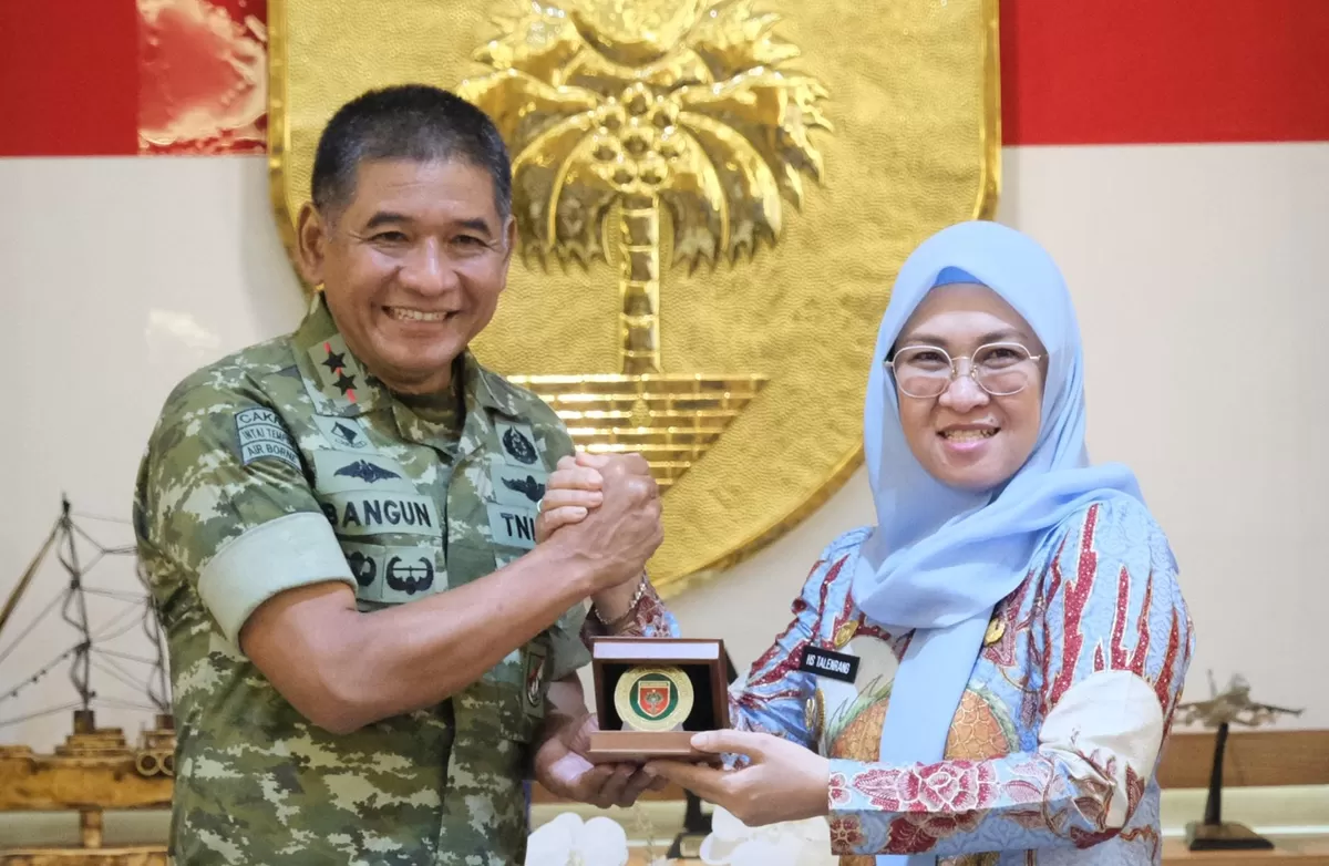 Bupati Gowa, Sitti Husniah Talenrang usai melakukan silaturahmi dengan Pangdam XIV/Hasanuddin, Mayjen TNI Bangun Nawoko di Makodam XIV/Hasanuddin, Jumat (10/4). (Ist)