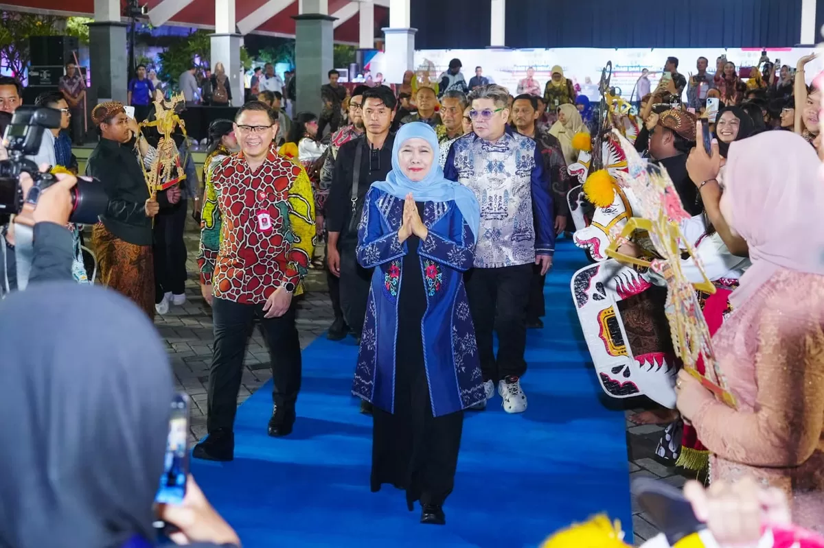 Gubernur Jatim Khofifah Indar Parawansa, di tengah penutupan LKS Pendidikan Menengah Tingkat Jatim ke-XXXIV&nbsp; di SMKN 12 Surabaya. (Ist)