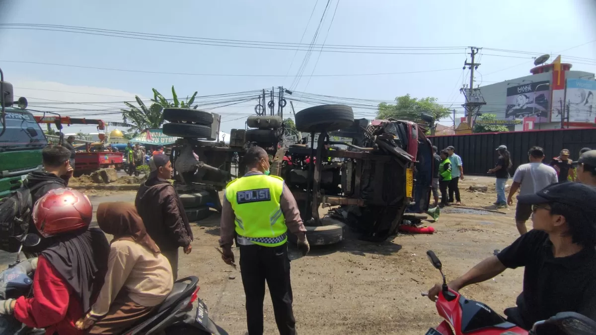 Truk kontainer mengalami rem blong di turunan Silayur, Ngaliyan, Semarang, hingga memicu karambol beberapa kendaraan. Tidak ada korban jiwa, namun sejumlah korban mengalami luka-luka.