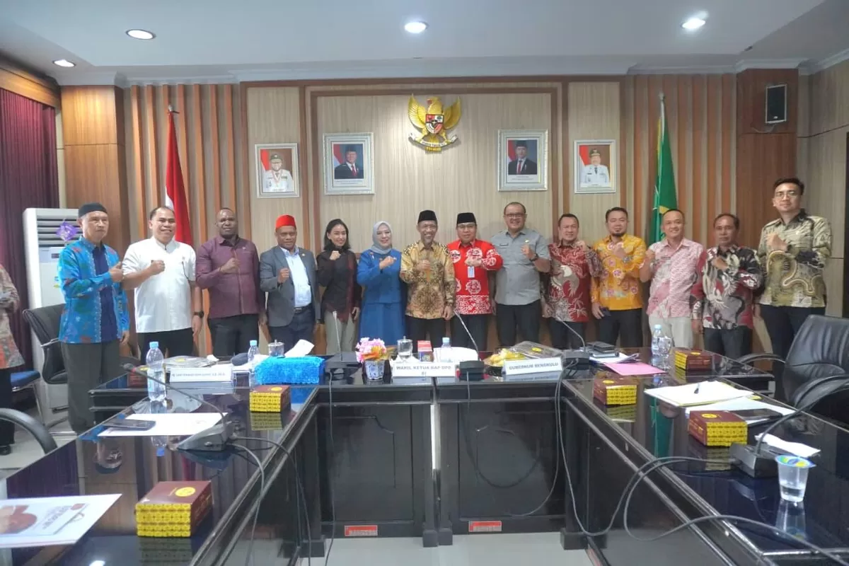 Sejumlah anggota DPD-RI foto bersama Asisten I Pemprov Bengkulu Khairil Anwar usai rapat pembahasan menyelesaian sengketa lahan eks Lapter Manna, Bengkulu Selatan di Kanto Gubernur Bengkulu.(Foto/Ist)