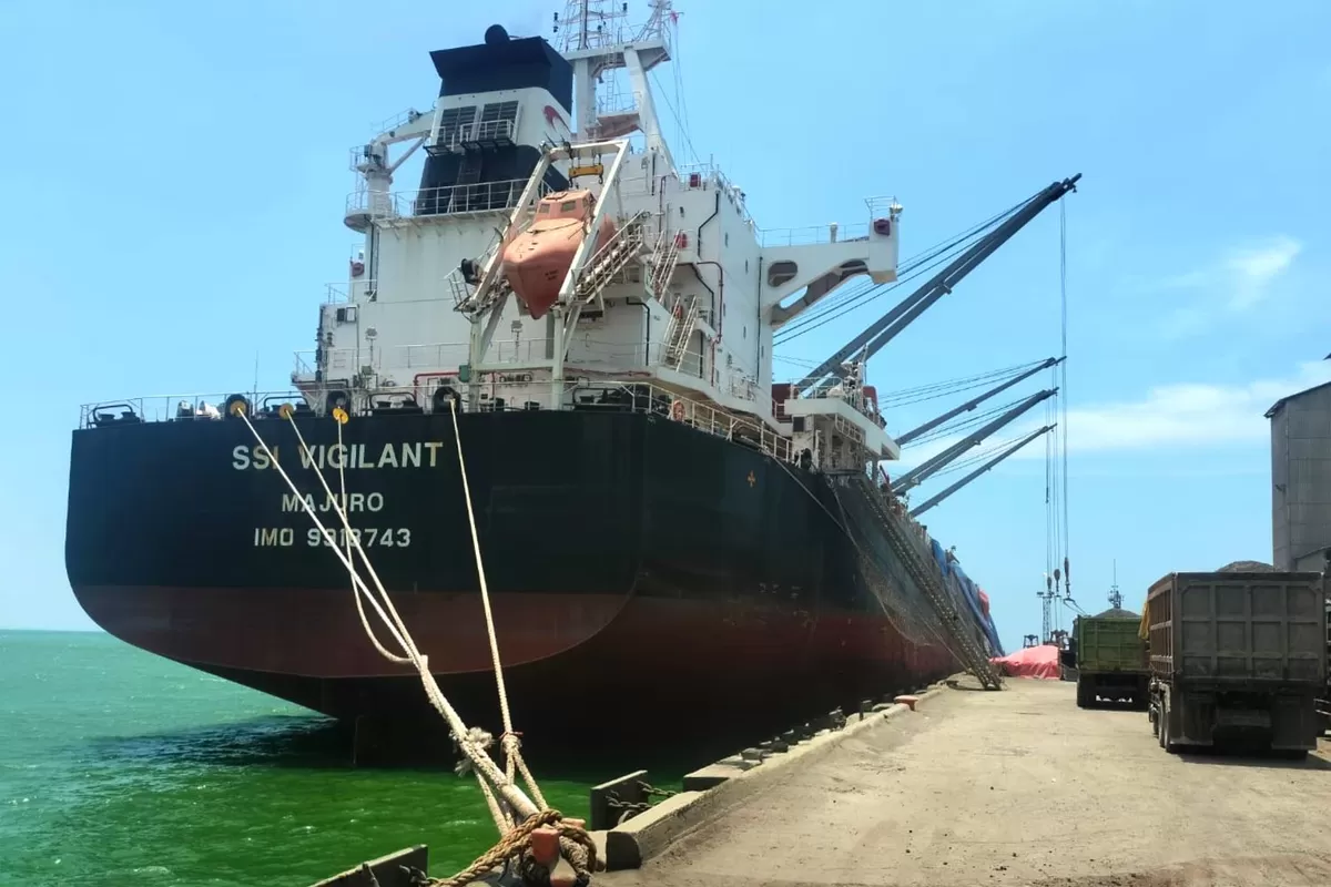 Ekspor perdana 45.000 metrik ton klinker oleh PT Semen Indonesia (Persero) Tbk (SIG) melalui anak usahanya, PT Semen Indonesia International (SII), dari Pelabuhan Khusus SIG Pabrik Tuban, Jawa Timur.