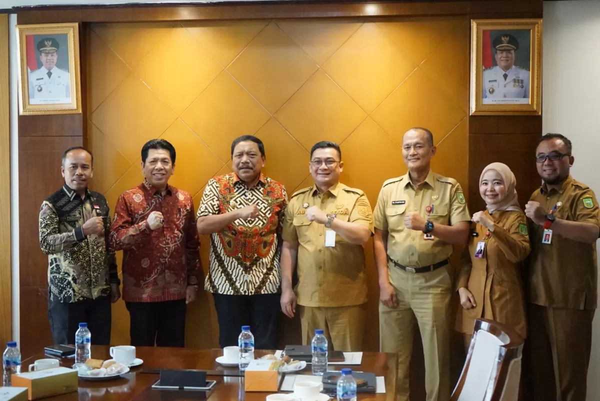 Wakil Gubernur Bengkulu, Mian dan Kepala Bependa Bengkulu, Hardianto foto bersama Sekdaprov Riau, Syahrial Abdi bersama pejabat pemprov setempat ketika melakukan kunker ke Riau.(Foto/Ist)