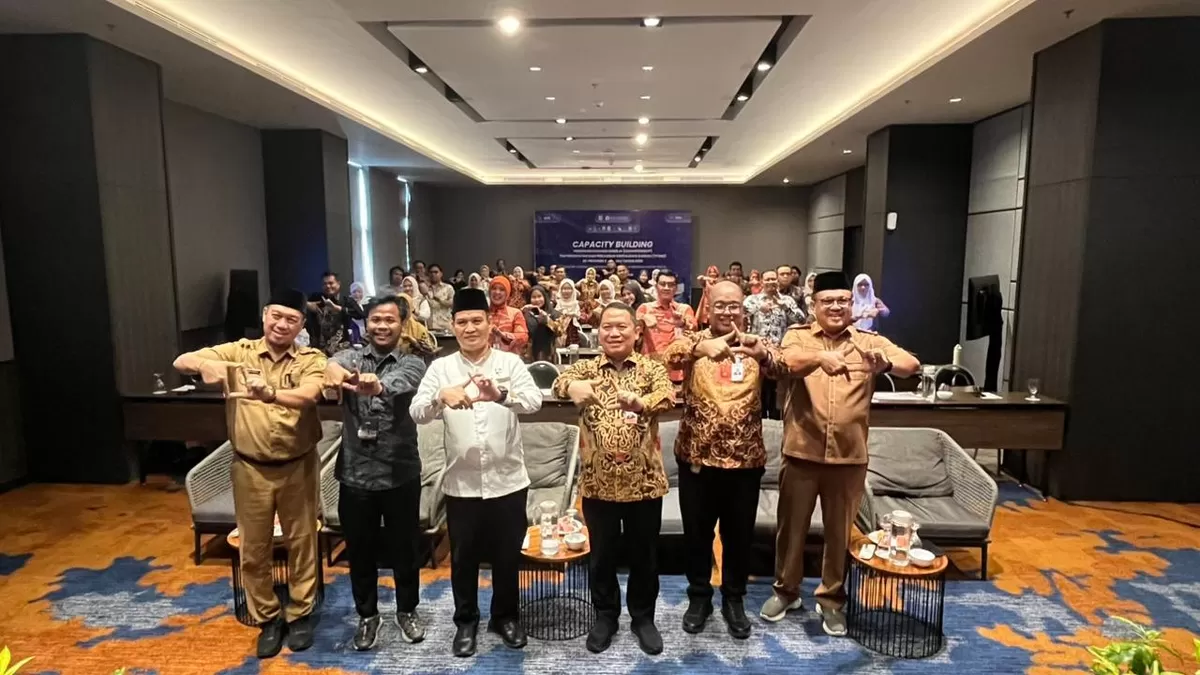 Kepala Perwakilan Bank Indoensia Bengkulu, Wahyu Yuwana Hidayat dan Sekdaprov Bengkulu, Herwan Antoni foto bersama para pejabat lain pada pembukan TP2DD se-Provinsi Bengkulu Tahun 2026.(Foto/Ist)