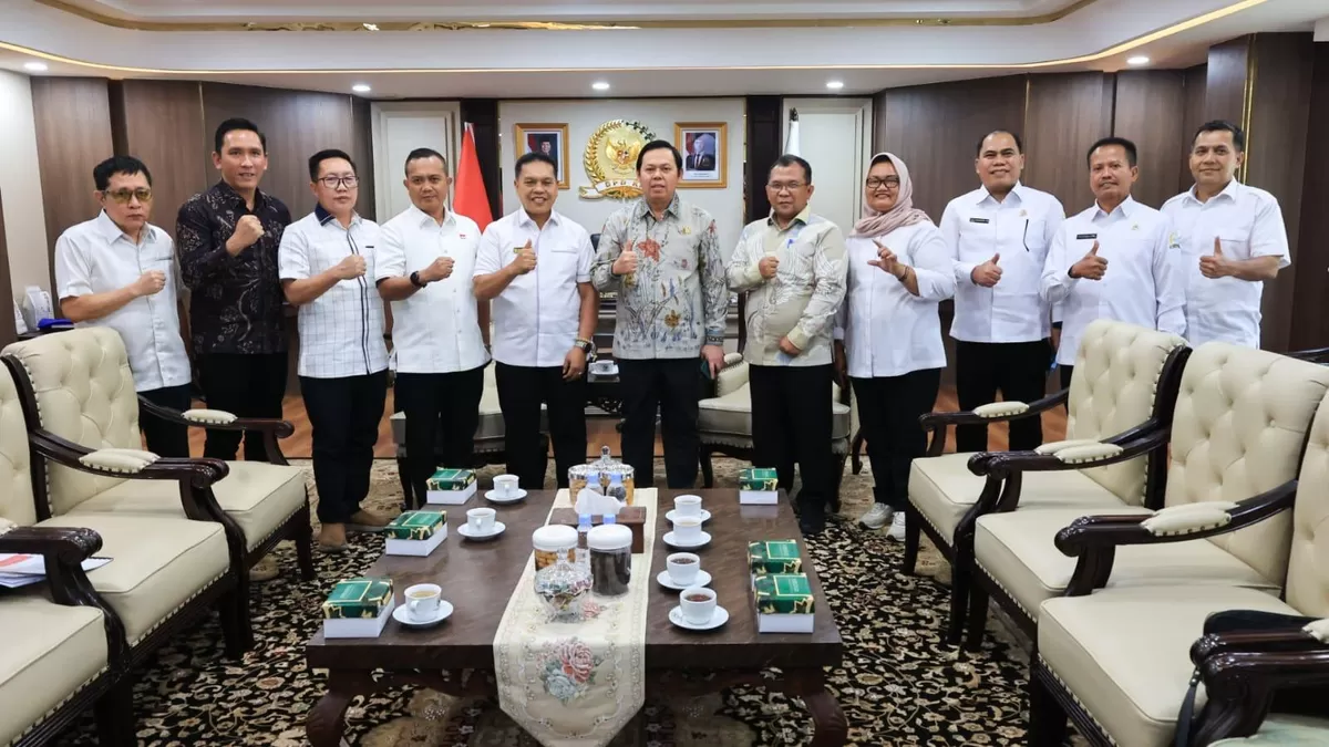 Ketua DPD-RI, Sultan Bachtiar Najamudin ketika menerima kunjungan Bupati Lebong, Azhari dan rombongan di ruang kerjanya, di Gedung DPR-RI, di Jakarta, Selasa 14 April 2026.(Foto/DPR-RI)  