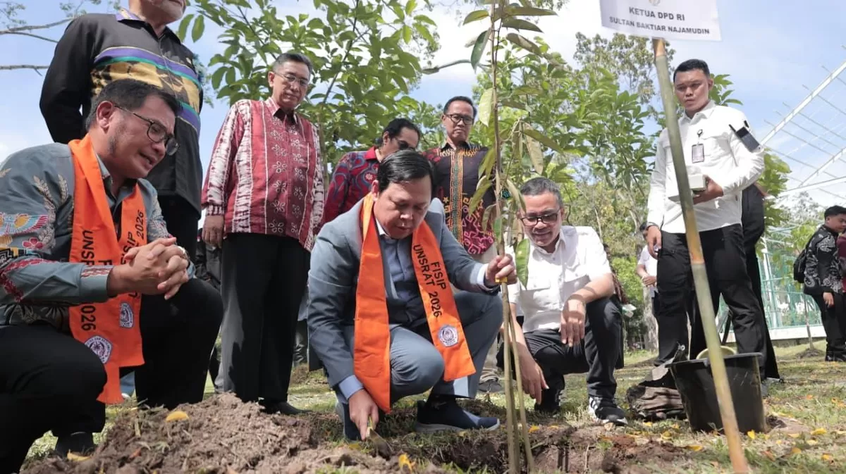 Ketua DPD-RI Sultan B Najamudin melaksanakan penanaman pohon penghijauan pada saat melakukan kunjungan kerja ke Provinsi Nusa Tenggara Timur (NTT).(Foto/Humas DPD-RI)