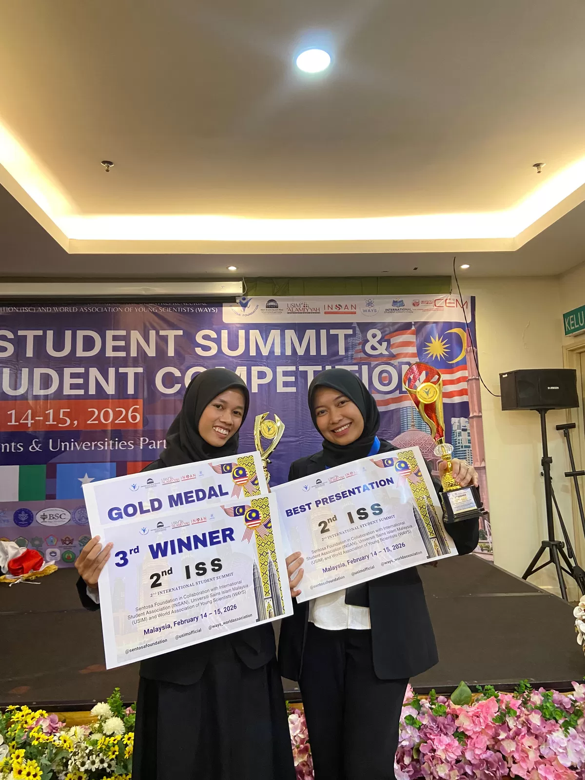Nur Afni Rezkika dan Fiki Nimatul Jannah Terima penghargaan atas karya mereka di International Student Summit. Dok. Humas UGM