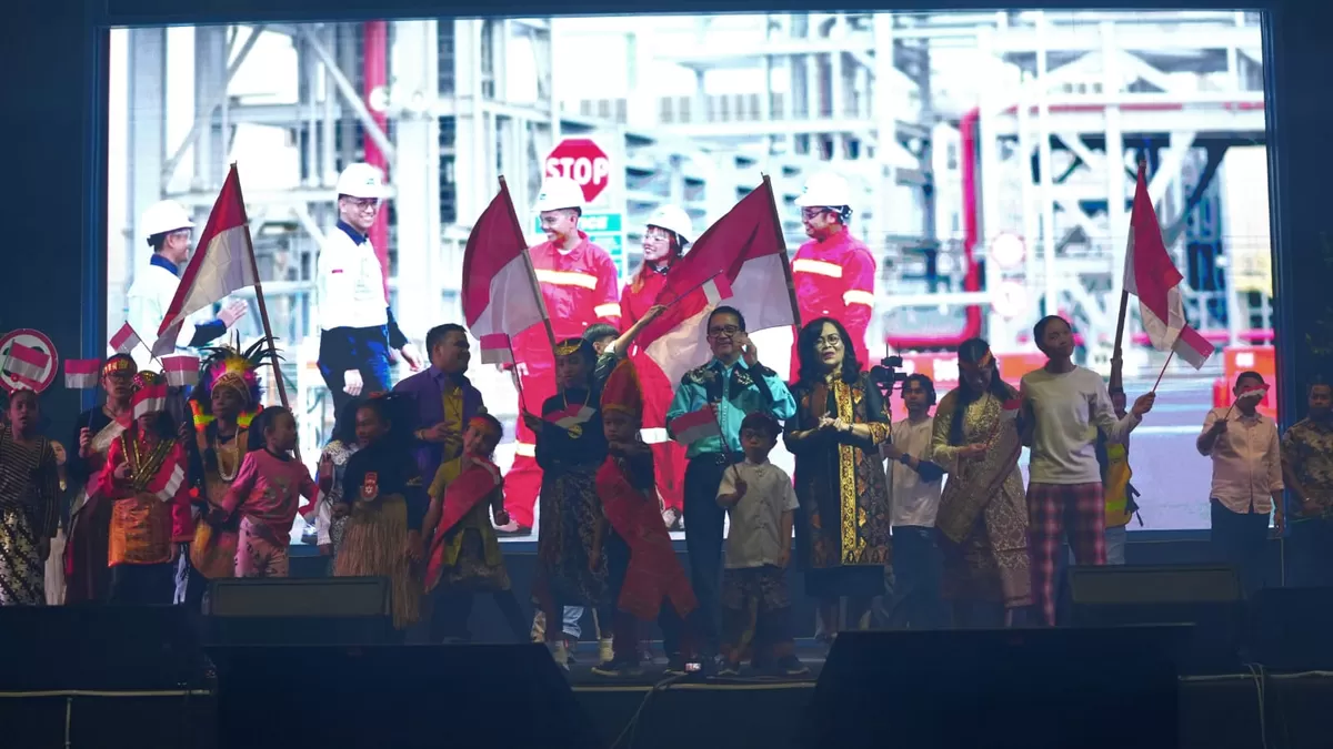 Seluruh tim drama musikal One Freeport bersama Presiden Direktur PTFI Tony  Wenas dan Rosita Wenas, di Sport Hall,  Tembagapura, 7 April 2026.  (Corcom PTFI )