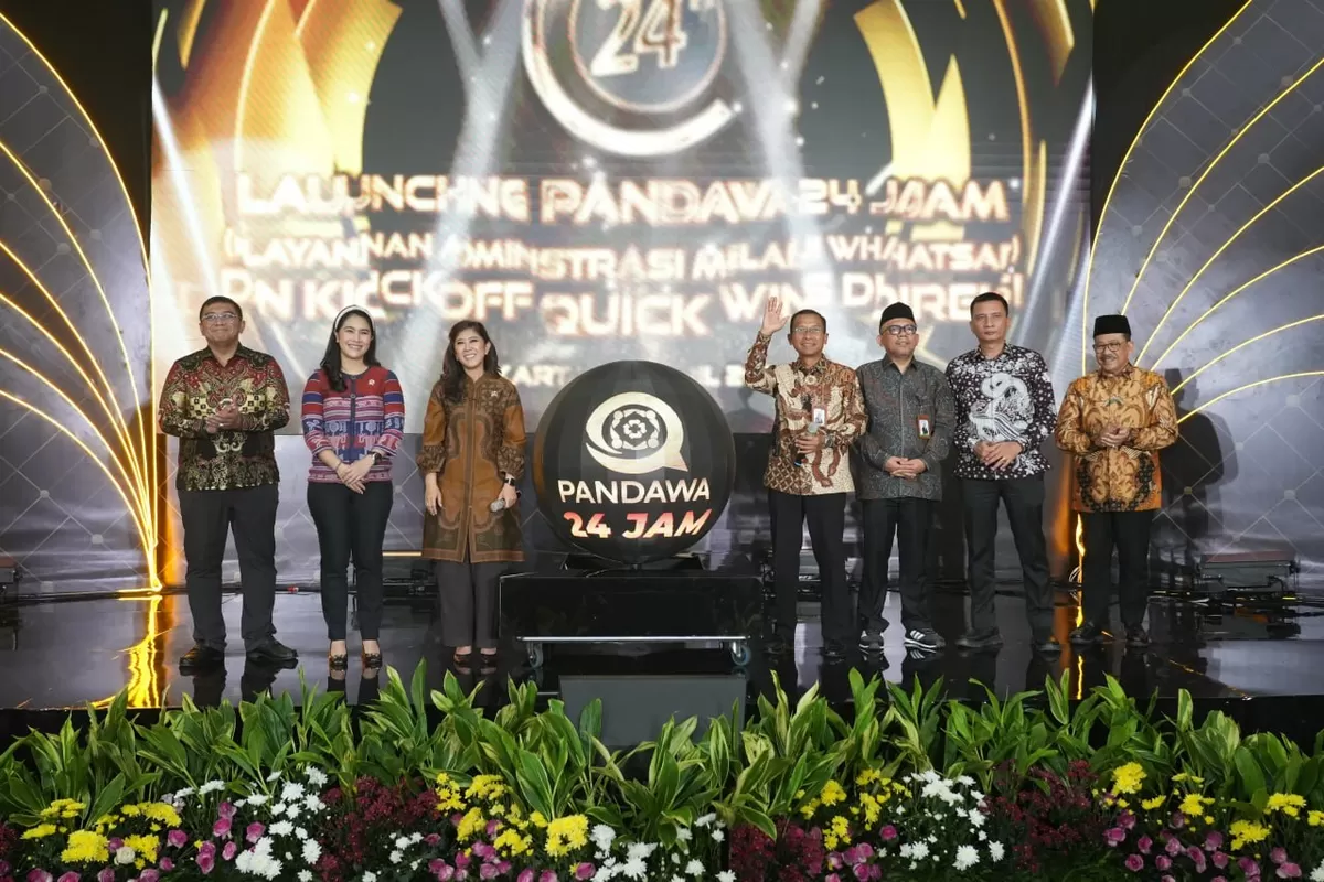 Direktur Utama BPJS Kesehatan Prihati Pujowaskito bersama jajaran direksi meluncurkan delapan program Quick Wins dan layanan PANDAWA 24 Jam dalam rangka 100 hari kerja pertama Direksi BPJS Kesehatan.