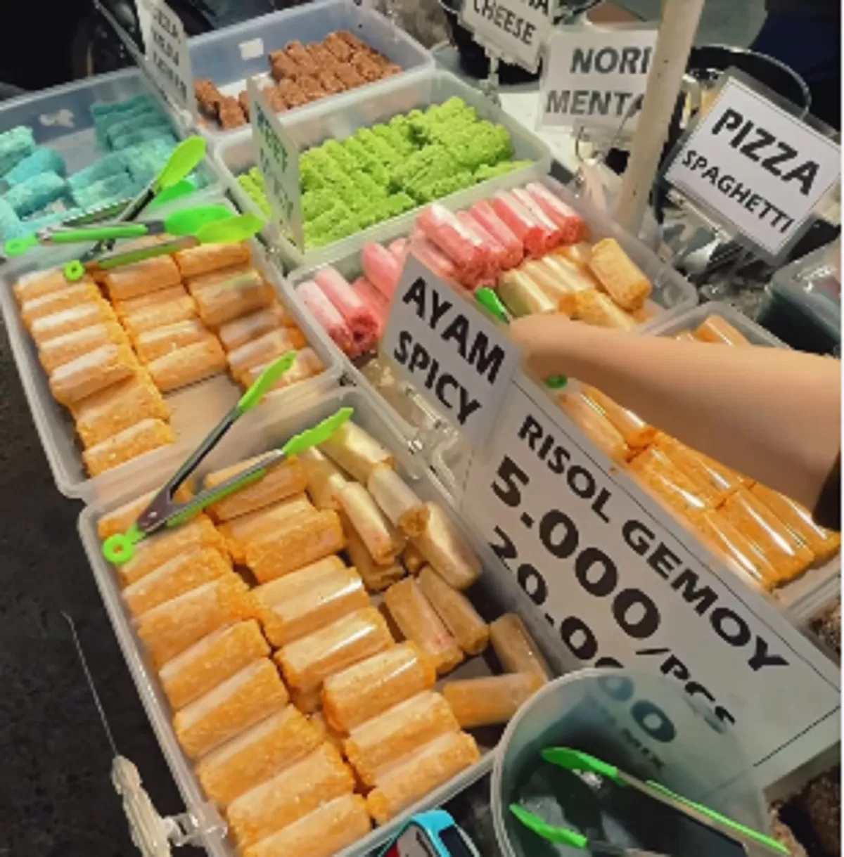 Risol nori mentai di Tlogosari Semarang jadi camilan favorit. Isian padat, crispy di luar, dan lumer di dalam, bikin nagih! (IG laperdisemarang)