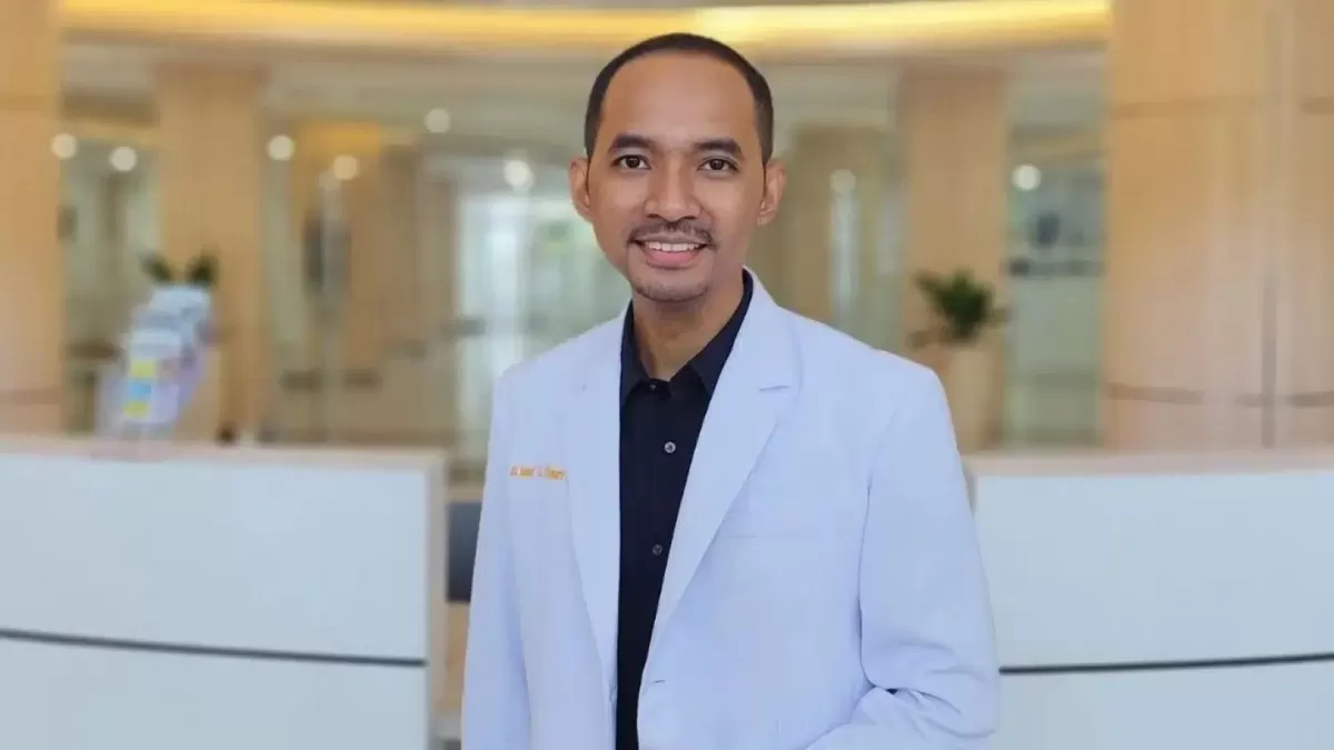 Alumnus FK UNDIP, dr. Samuel Octovianus Dimara, Sp.M., mengabdikan keahliannya di bidang oftalmologi untuk meningkatkan kualitas kesehatan mata masyarakat di Papua.