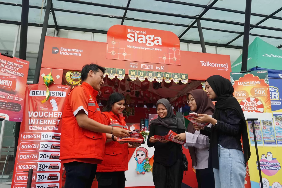 Para staf Telkomsel tampak melayani konsumen (Humas Telkomsel)