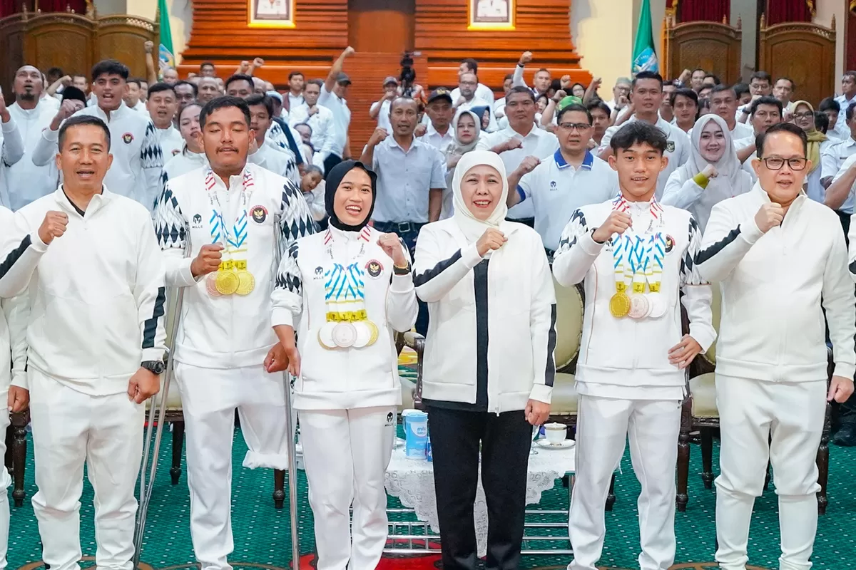 Gubernur Jatim Khofifah Indar Parawansa foto bersama atlet dan pelatih atlet paralimpik &nbsp;di Gedung Negara Grahadi, Surabaya. (Ist)