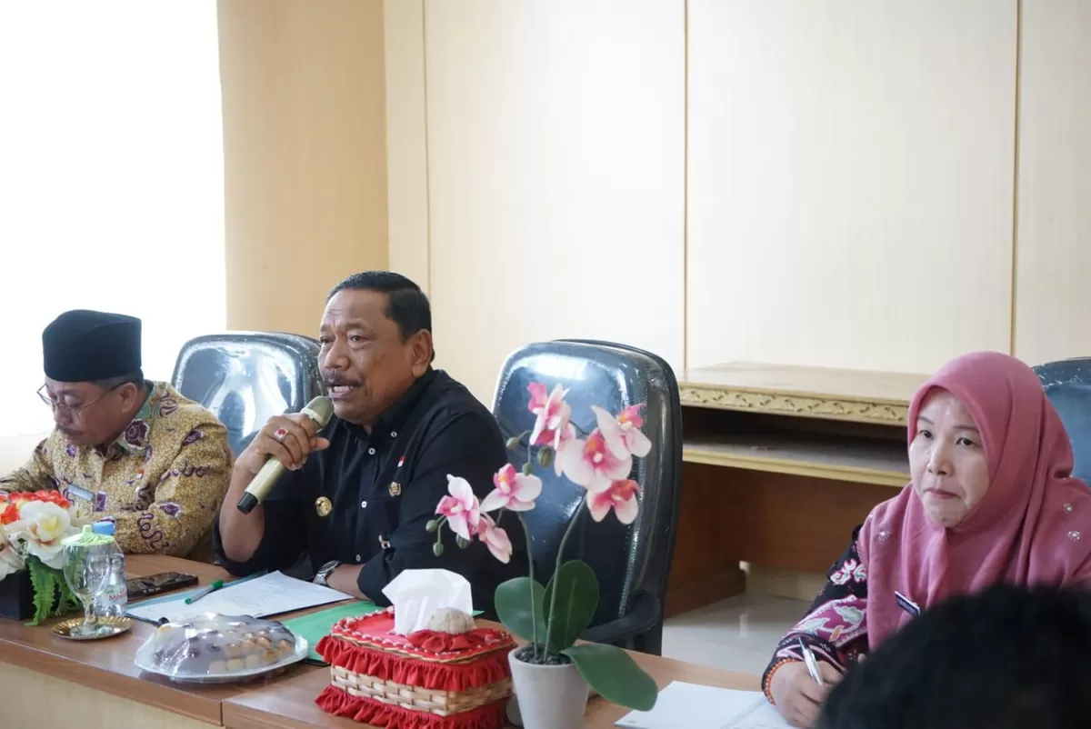 Wakil Gubernur Bengkulu, Mian didampingi Asisten II Pemprov Bengkulu, Ra Denni dan Kepala Dinas TPHP Bengkulu saat mimpin rapat penetapan harga TBS kelapa sawit untuk bulan April 2026.(Foto/Ist)