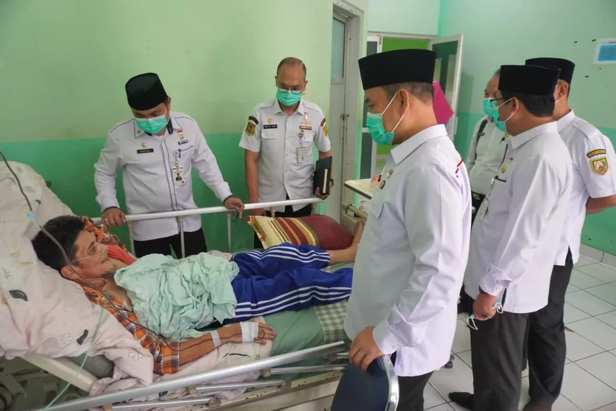 Sekda Bengkulu, Herwan Antoni sidak ke RSU Yunus Bengkulu pastikan layanan cuci sarah kembali berjalan normal di rumah rujukan di wilayah ini.(Foto/Ist)   