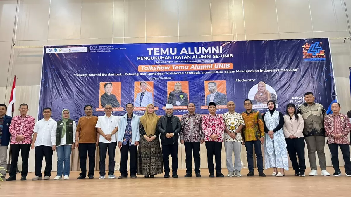 Gubernur Bengkulu, Helmi Hasan foto bersama pada acara Dies Natalis Universitas Bengkulu (Unib) ke-44 tahun 2026, berlangsung di Kampus Ubib.(Foto/Ist) 