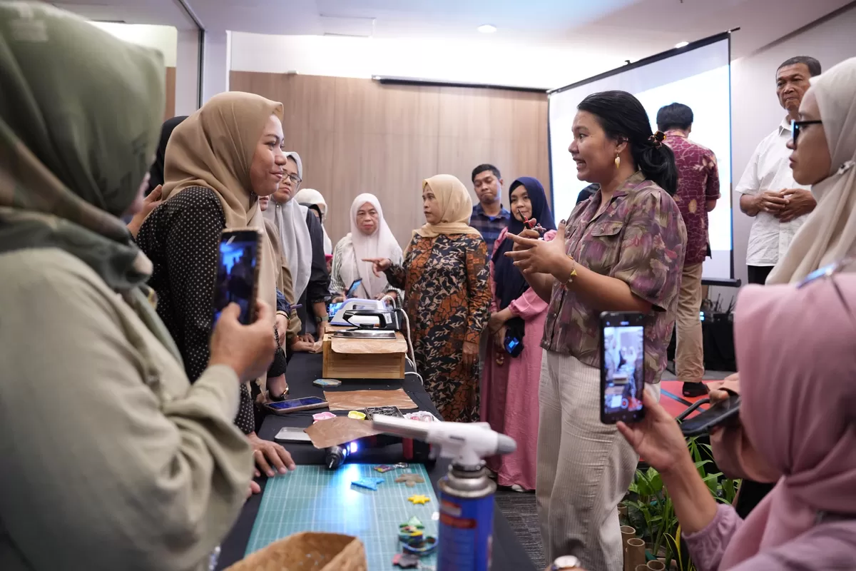 50 pelaku UMKM mengikuti pelatihan secara langsung di Toraja Room, Ibis City Center Makassar. Kegiatan ini juga diikuti secara daring oleh mitra binaan dari Manado dan Gorontalo. (Ist)