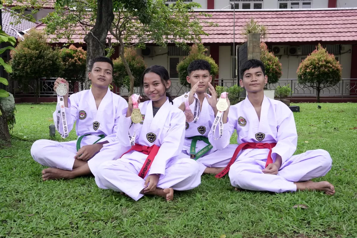 Akbar Varel Areva (17) dan rekan-rekannya di Sekolah Rakyat.(Ist)