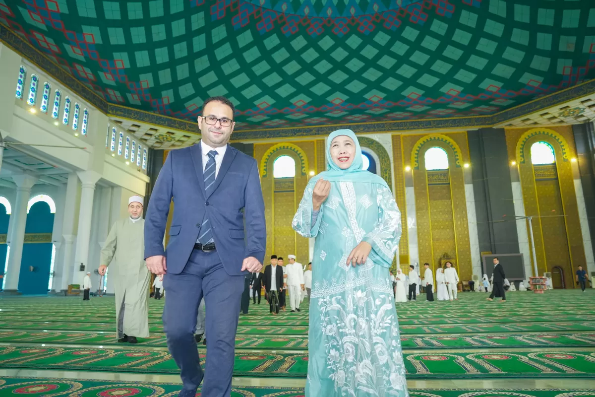 Gubernur Jatim Khofifah Indar Parawansa bertemu Wakil Duta Besar Mesir, Dr. Amr Ahmad Mukhtar Abdul Hadi, di Masjid Al Akbar, Surabaya, Minggu (19/4/2026), membahas Kerjasama,&nbsp; sister province. (Ist).