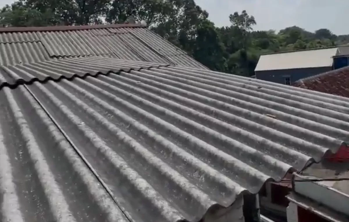 Penggantian atap rumah dalam program Ganti Atap Rumah Wartawan yang merupakan kolaborasi Promedia Group dengan PT SKI. (Doc. Promedia)