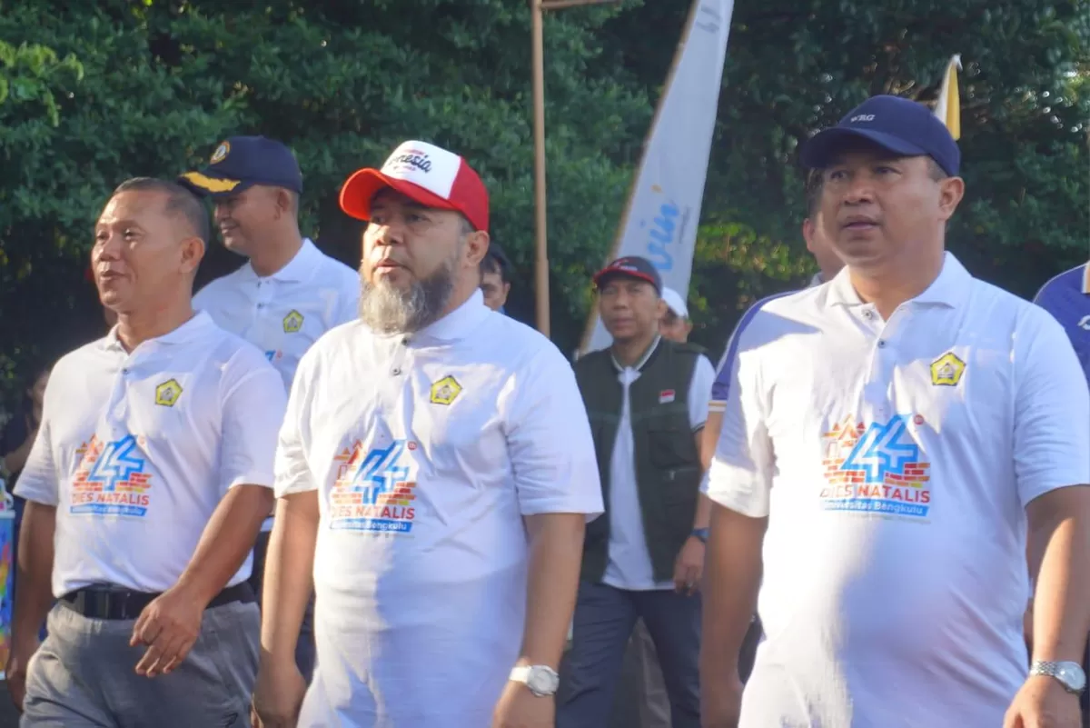 Gubernur Bengkulu, Helmi Hasan dan Rektor Unib, Indra Chandradinata mengikuti jalan santai Dies Natalis Universitas Bengkulu ke-44 tahun 2026.(Foto/Ist)  