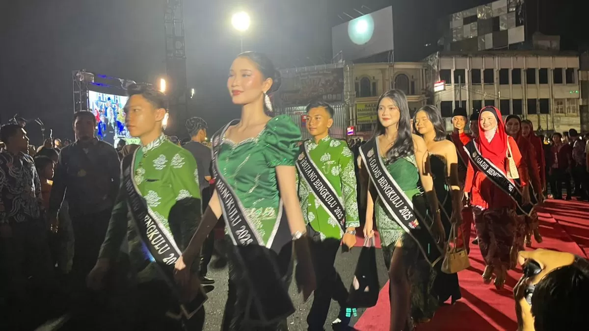Karnaval Batik Internasional Tahun 2026 di Kota Bengkulu berlangsung meriah. Ribuan warga Bengkulu menyaksikan langsung kegiatan tahun ini.(Foto/Ist)